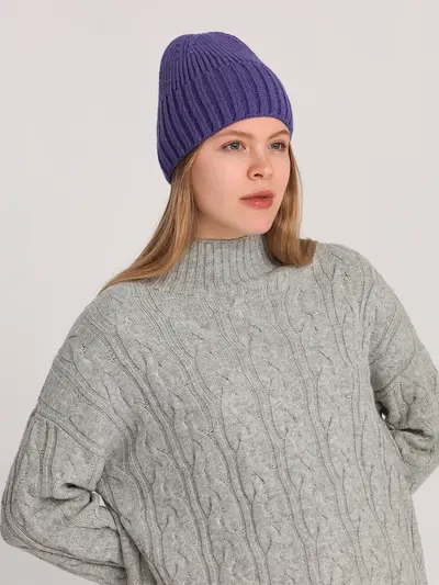 Фиолетовая вязаная шапка-бини